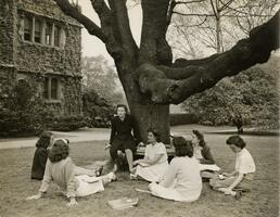 Class in front of Thomas Library