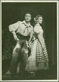 Oklahoma! : Alfred Drake as Curly and Joan Roberts as Laurey