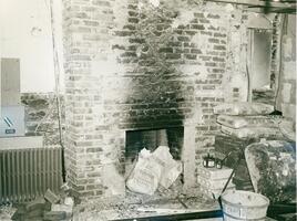 The Lunts at home, 150 East End Avenue : renovations, fireplace