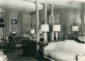 The Lunts at home, 150 East End Avenue : mirrored sitting room featuring settee, fluted column and pilaster