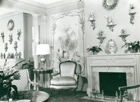 The Lunts at home, 150 East End Avenue : mirrored sitting room featuring fireplace, japanese painting and ceramic figurines