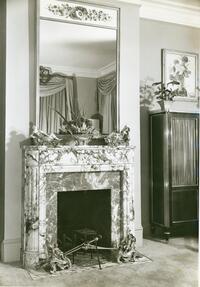 The Lunts at home, 150 East End Avenue : bedroom, marble fireplace with figurines and mirror