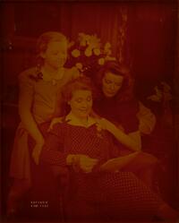 The Philadelphia Story : unidentified actresses as Dinah and Margaret Lord and Katharine Hepburn as Tracy Lord