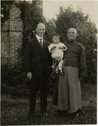 Photograph of Lei Fuk Lam giving James Cadbury Lei to WWC, 1924