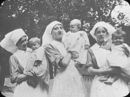 Chalons - Babies with nurses. / Nurses + babies- Chalons